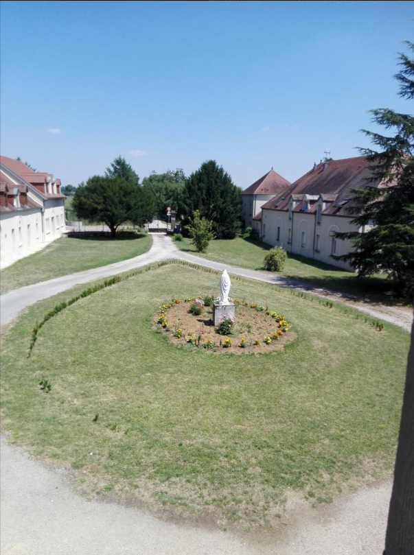Vue du parc et de la statue de le domaine du Préville
